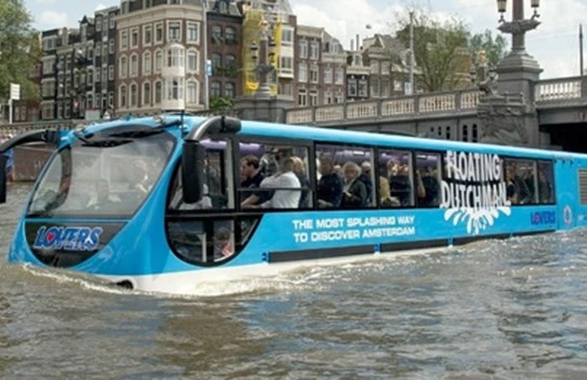 Xe buýt lội nước giống như một chiếc thuyền trên những con kênh ở Hà Lan.