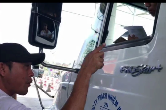 Đối tượng lạ mặt dọa dẫm lái xe qua trạm thu phí Cai Lậy. Ảnh: Dân trí