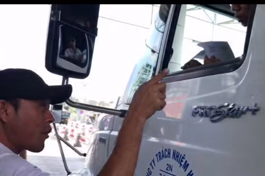 Đối tượng lạ mặt dọa dẫm lái xe qua trạm thu phí Cai Lậy. Ảnh: Dân trí