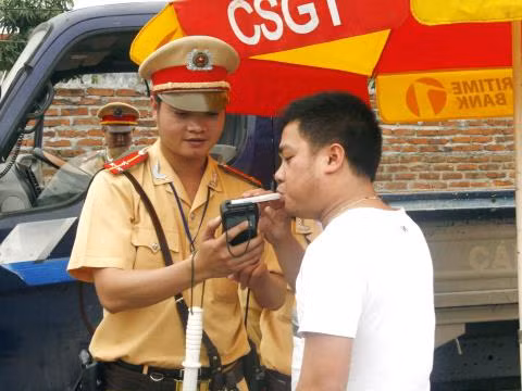 CSGT kiểm tra nồng độ cồn đối với người điều khiển phương tiện giao thông