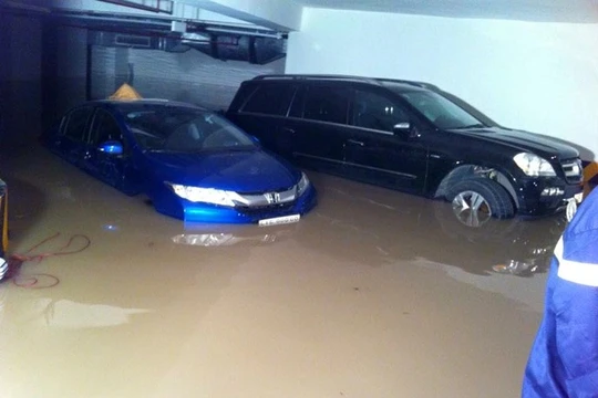 Tầng hầm chung cư và cả căn hộ Green Hills ngập nặng làm hư hại rất nhiều tài sản của cư dân - Ảnh: Đình Sơn