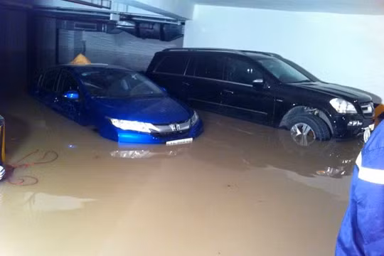 Tầng hầm chung cư và cả căn hộ Green Hills ngập nặng làm hư hại rất nhiều tài sản của cư dân - Ảnh: Đình Sơn