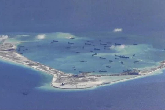 Hình ảnh phương tiện nạo vét của Trung Quốc hoạt động ở bãi Vành Khăn thuộc quần đảo Trường Sa của Việt Nam - Ảnh: US Navy