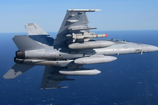 Tiêm kích F/A-18 Hải quân Mỹ thử tên lửa Harpoon Block II+ ở California, tháng 11.2015 - Ảnh: Hải quân Mỹ