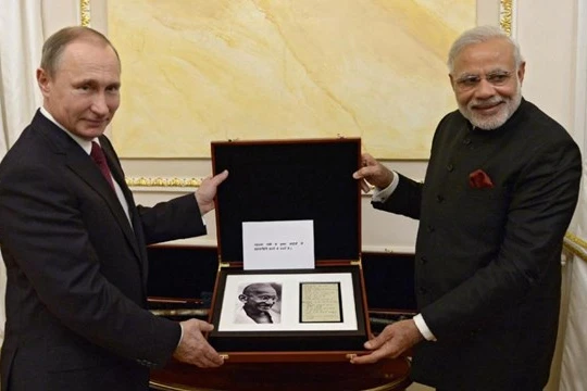 Thủ tướng Narendra Modi và Tổng thống Putin ngày 23.12 trong buổi trao quà tại điện Kremlin
