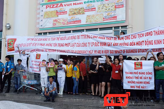 : Chiều ngày 7/7, hàng trăm người tụ tập, căng biểu ngữ tại cổng Trung tâm Thương mại Vĩnh Trung Đà Nẵng phản đối Công ty Cổ phần Đức Mạnh gây khó