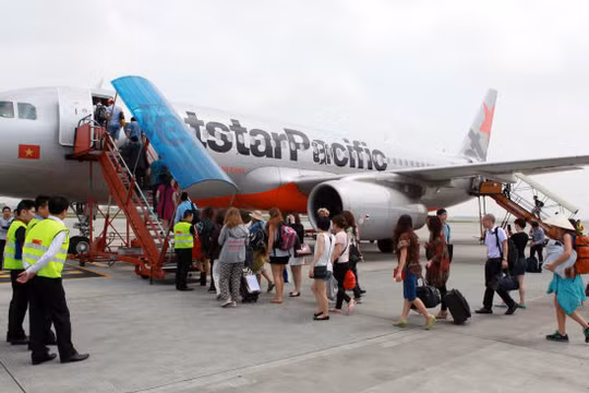 Những hành khách đi chuyến máy bay đầu tiên của JPA từ Hà Nội đến Bangkok