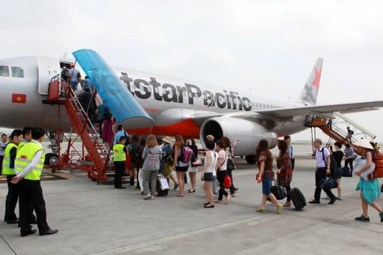 Những hành khách đi chuyến máy bay đầu tiên của JPA từ Hà Nội đến Bangkok