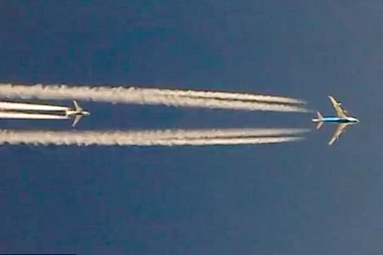 Boeing 747 đang vượt Boeing 737, cảnh quay được từ chiếc Boeing 777 ở bên dưới