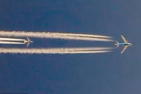 Boeing 747 đang vượt Boeing 737, cảnh quay được từ chiếc Boeing 777 ở bên dưới