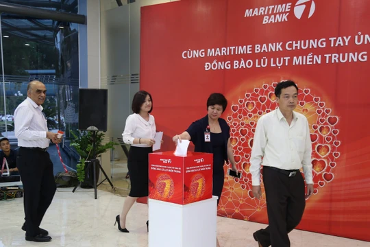  Cán bộ, nhân viên Maritime Bank cùng đóng góp gây nguồn ủng hộ đồng bào tỉnh miền Trung đang bị thiệt hại do lũ lụt. Ảnh do ngân hàng cung cấp