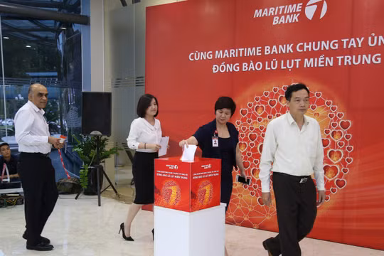  Cán bộ, nhân viên Maritime Bank cùng đóng góp gây nguồn ủng hộ đồng bào tỉnh miền Trung đang bị thiệt hại do lũ lụt. Ảnh do ngân hàng cung cấp