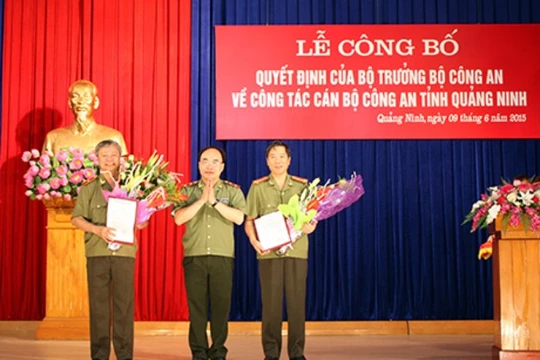 Trung tướng Bùi Quang Bền trao quyết định của Bộ Công an cho 2 đồng chí: Vũ Chí Thực và Đỗ Văn Lực