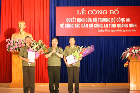 Trung tướng Bùi Quang Bền trao quyết định của Bộ Công an cho 2 đồng chí: Vũ Chí Thực và Đỗ Văn Lực