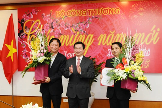 Trao quyết định bổ nhiệm ông Trịnh Xuân Thanh (ngoài cùng bên trái) làm Vụ trưởng, Ban đổi mới doanh nghiệp Bộ. Ảnh báo Công thương.