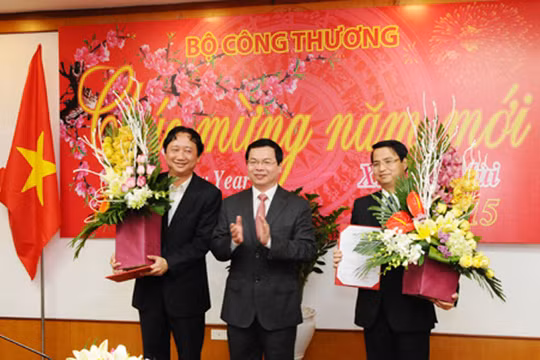 Trao quyết định bổ nhiệm ông Trịnh Xuân Thanh (ngoài cùng bên trái) làm Vụ trưởng, Ban đổi mới doanh nghiệp Bộ. Ảnh báo Công thương.