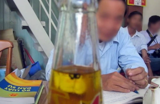 Trong khi anh Minh khai phát hiện chai nước còn nguyên nắp thì kết luận giám định cho rằng chai nước đã bị mở nắp rồi đóng lại.