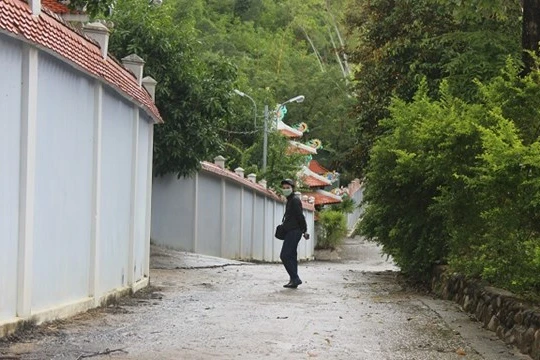 Biệt phủ của đại gia vàng Ngô Văn Quang vẫn chưa suy chuyển (ảnh chụp chiều 7.12) - Ảnh: Lê Đình Dũng.