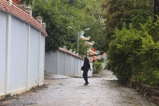 Biệt phủ của đại gia vàng Ngô Văn Quang vẫn chưa suy chuyển (ảnh chụp chiều 7.12) - Ảnh: Lê Đình Dũng.