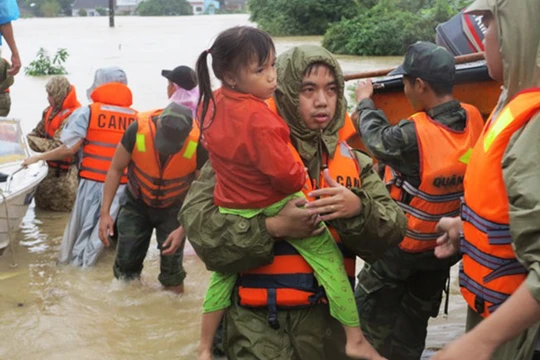 Các tỉnh miền Trung đồng loạt có văn bản xin cứu trợ khẩn cấp gần 4.000 tấn gạo cứu đói, hàng trăm tỷ đồng để khắc phục, cùng thuốc men, nhu yếu phẩm (ảnh Tiến Sỹ, Binh Dinh Online)