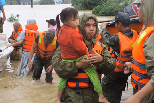 Các tỉnh miền Trung đồng loạt có văn bản xin cứu trợ khẩn cấp gần 4.000 tấn gạo cứu đói, hàng trăm tỷ đồng để khắc phục, cùng thuốc men, nhu yếu phẩm (ảnh Tiến Sỹ, Binh Dinh Online)