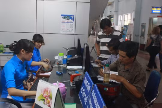 Người dân đến thanh toán tiền vé tàu điện tử tại ga Sài Gòn 