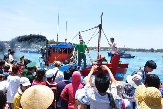 Một tàu cá của ngư dân Quảng Ngãi cập cảng Sa Kỳ trong tình trạng hỏng nặng vì bị tấn công ở Hoàng Sa. Ảnh: Minh Hoàng - Zing