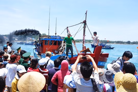 Một tàu cá của ngư dân Quảng Ngãi cập cảng Sa Kỳ trong tình trạng hỏng nặng vì bị tấn công ở Hoàng Sa. Ảnh: Minh Hoàng - Zing