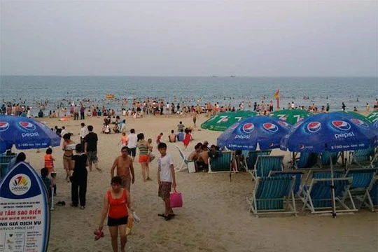 Chiều 30.4 người dân và du khách quay lại tắm biển đông nghẹt sau hành động thiết thực của Lãnh đạo TP Đà Nẵng sáng nay.