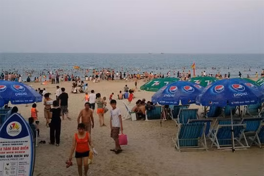 Chiều 30.4 người dân và du khách quay lại tắm biển đông nghẹt sau hành động thiết thực của Lãnh đạo TP Đà Nẵng sáng nay.