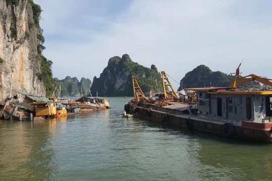 Hình ảnh trục vớt, di dời “đống sắt vụn” trên Vịnh Hạ Long