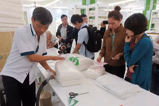 Dù được hút chân không cho gọn hơn nhưng liệu có hợp lý khi khách du lịch Trung Quốc phải sang tận Đà Nẵng mua những thứ hàng cồng kềnh do chính nước mình sản xuất này? (Ảnh: HC)