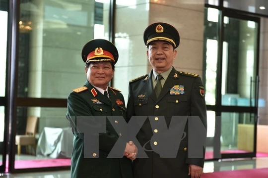 Đại tướng Ngô Xuân Lịch và Thượng tướng Thường Vạn Toàn. Ảnh: TTXVN