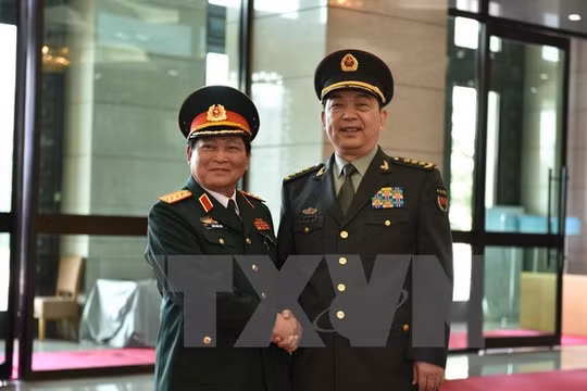 Đại tướng Ngô Xuân Lịch và Thượng tướng Thường Vạn Toàn. Ảnh: TTXVN