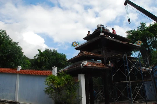 Công nhân tháo dỡ ngôi biệt phủ của ông Ngô Văn Quang trên núi Hải Vân - Ảnh: V.Hùng