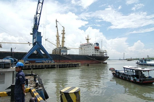 Đình chỉ cán bộ cảng vụ bị doanh nghiệp tố “ăn chặn”