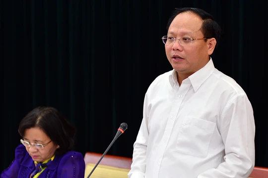 Ông Tất Thành Cang - phó bí thư thường trực Thành ủy TP.HCM trả lời câu hỏi của các cơ quan báo chí tại họp báo - Ảnh: QUANG ĐỊNH