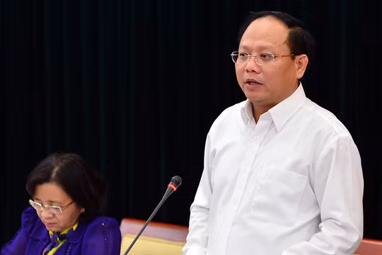 Ông Tất Thành Cang - phó bí thư thường trực Thành ủy TP.HCM trả lời câu hỏi của các cơ quan báo chí tại họp báo - Ảnh: QUANG ĐỊNH