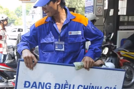 Giá xăng có thể giảm 700-800 đồng/lít ?