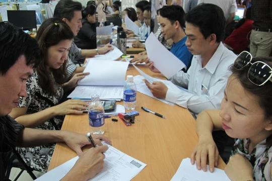 gười dân và doanh nghiệp làm thủ tục ở cơ quan thuế 