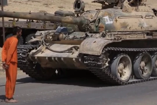 IS dùng xe tăng xử tử lính Syria