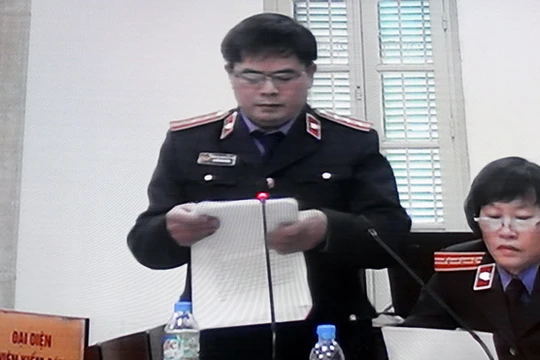 Đại diện VKS công bố bản cáo trạng vụ sai phạm tại Agribank chi nhánh Nam Hà Nội - Ảnh: Tâm Lụa