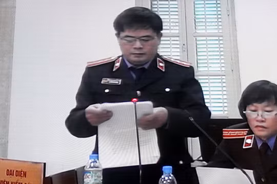 Đại diện VKS công bố bản cáo trạng vụ sai phạm tại Agribank chi nhánh Nam Hà Nội - Ảnh: Tâm Lụa