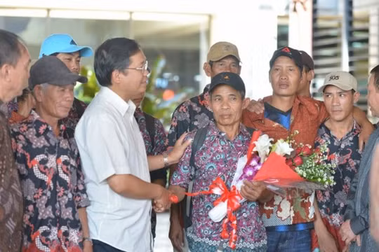 Đại sứ Hoàng Anh Tuấn (áo trắng) trong lần đưa tiễn các ngư dân được Indonesia trao trả hồi cuối năm 2015 tại sân bay Soekarno-Hatta - Ảnh: ĐSQ VN tại Indonesia