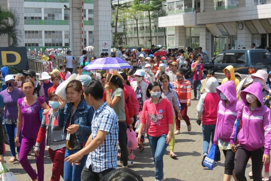 Công nhân ra về vào trưa 27.3.