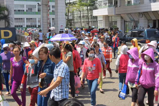 Công nhân ra về vào trưa 27.3.