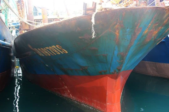 Một con tàu mới đóng đã han rỉ của ngư dân Bình Định. Nguồn Internet