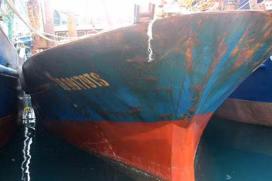 Một con tàu mới đóng đã han rỉ của ngư dân Bình Định. Nguồn Internet