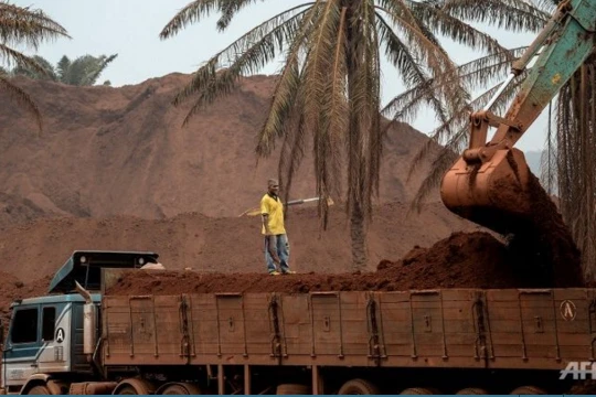 Xe tải chở quặng bauxite tại Malaysia. Ảnh: AFP