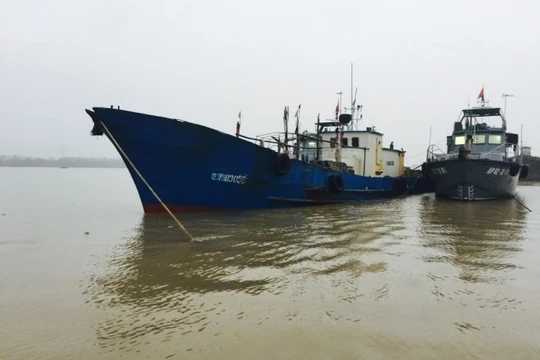 Video thêm về tàu Trung Quốc xâm phạm chủ quyền biển Việt Nam bị bắt giữ